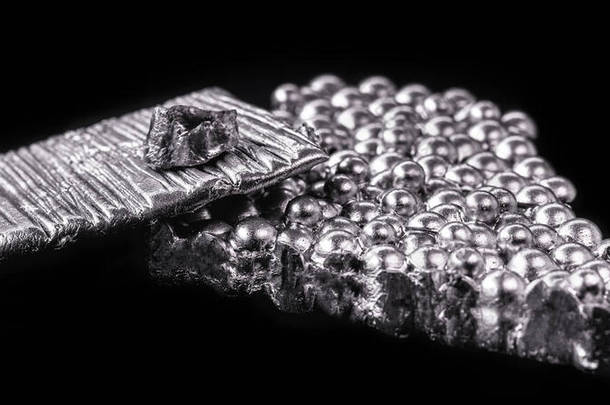 钴矿石，一种与铁和镍有关的金属化学元素。在工业中使用。来制造被称为合金的物质.