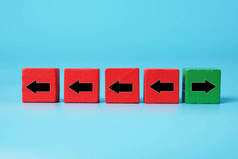 左边是一张红色立方体的照片。右边的绿色立方体。跳出框框思考，做出不同而勇敢的决策.
