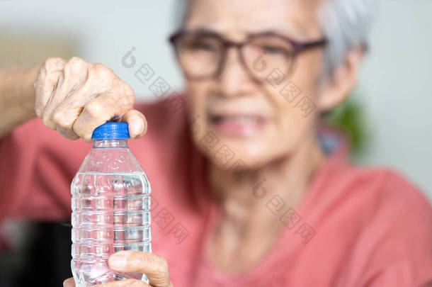 老年时打开瓶装水的困难、生活问题、手部和手指肌肉麻木和无力的老年妇女、瓶盖转动或拧开的困难