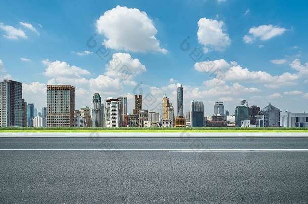 <strong>现代城市</strong>天际线沥青路面公路侧视图