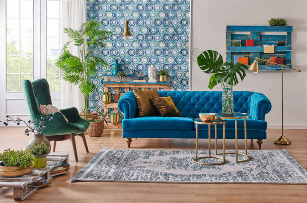 蓝色墙纸和沙发家具风格，装饰木制调色板<strong>书架</strong>，金灯和中间桌子，绿色植物花瓶，地毯和城市景观<strong>背景</strong>.
