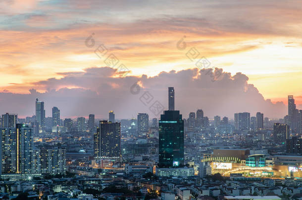 2021年6月2日，泰国曼谷：日落时分，空中俯瞰摩天大楼的美丽风景，为当天的其余时间营造一种轻松的感觉。有选择的重点.