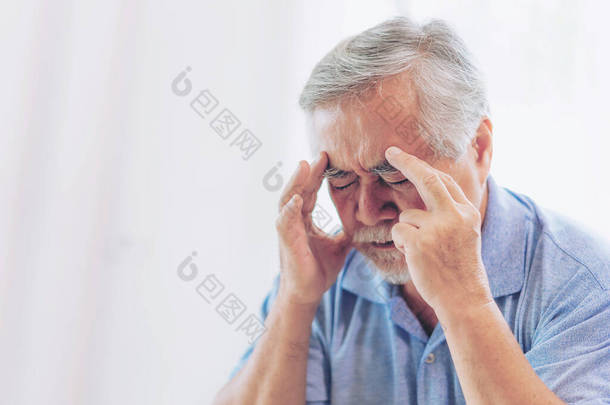 老年患者卧床时，亚洲老年患者头痛手放在额头上- -医疗和医疗理念