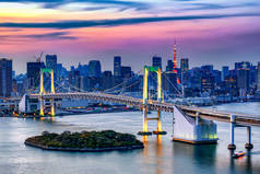 具有东京塔背景的日落彩虹桥照明，日本，东京