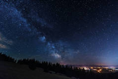 在塔特拉山的背景上，明亮的星空闪烁着银河般的光芒
