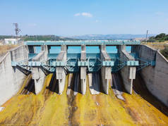 大坝蓄水池和封闭式蓄水池锁的空中视图