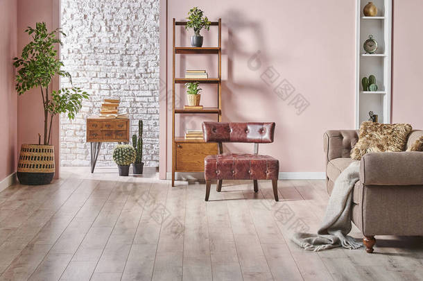 粉色和白色砖墙<strong>背景书架</strong>木柜和绿色植物，室内风格.
