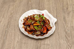大中国炖牛肉片、胡椒、洋葱及白头皮盘上的牡蛎酱炖牛肉片