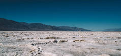 严冬艳阳天，寒冷的山岗上覆盖着霜冻，雪地粗糙，风景如画的沙漠底层