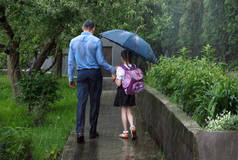 可爱2快乐的年轻人应该有一个好的安全的关系小书包学习捐赠，在湿滴下把藏起来的水的符号洗净。春日小宝宝出城街道庭院自然景致后景