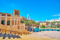 Souk Madinat Jumeirah市场的建筑群包括有公园、运河、桥梁、圆形剧场、咖啡馆和餐馆的大型娱乐区，迪拜，阿联酋