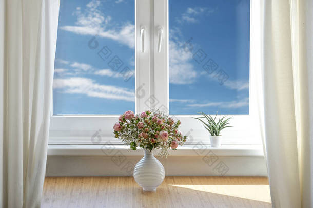 浪漫的花束上有玫瑰和婴儿的呼吸，放在窗边桌子上有<strong>蓝天</strong>蓝<strong>云</strong>，复制空间，精选焦点