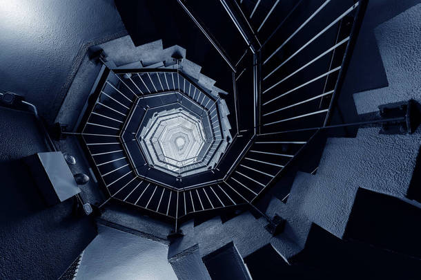 现代螺旋形楼梯的内部视图。建立抽象的背景
