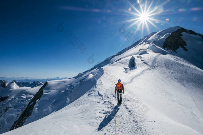 勃朗峰峰顶4808米登山者挑战壮观景色