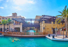 Souk Madinat Jumeirah市场拥有运河系统，环绕其建筑、堡岛和公园，迪拜，阿联酋