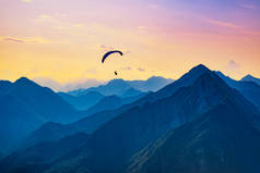 夕阳西下，梦游山中。意大利博尔达诺天空中的滑翔机