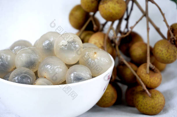 龙眼树（英语：Dimocarpus longan），通常被<strong>称为</strong>龙眼树（longan），是一种产可食果实的热带树种。它是苏柏树科中最有名的热带成员之一，荔枝和蓝莓也属于这个科