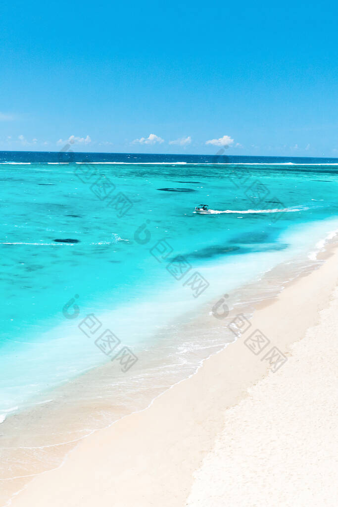 从热带海滩的高处看到的风景，海浪冲破了热带金色沙滩。海浪轻柔地沿着美丽的沙滩吹拂着.