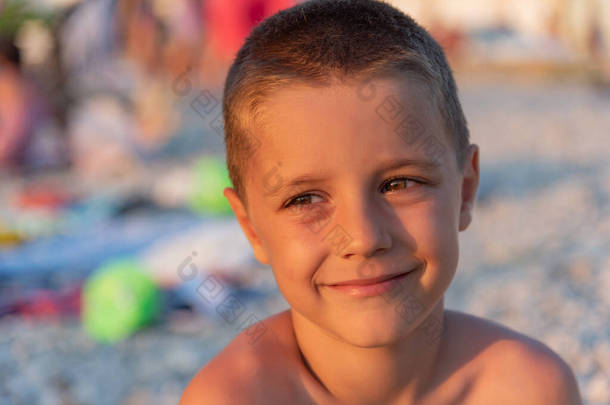 日落时在海滩上的一个<strong>好孩子</strong>