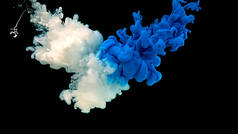 白蓝的墨水云彩。宇宙魔法背景。蓝色和白色水彩油墨在黑色底色的水中.蓝白相间的波浪和水滴.美丽的抽象背景.