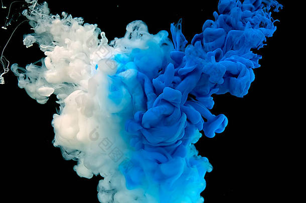 美丽的抽象背景。蓝色的墨水云。宇宙魔法背景。蓝色和白色水彩油墨在黑色底色的水中.蓝白相间的波浪和水滴.