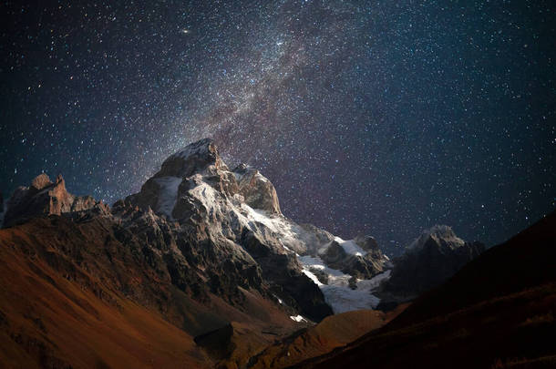 乌什巴山的<strong>夜景</strong>，乌什巴山的天空一片漆黑。欧洲上斯瓦涅季高加索<strong>山区</strong>美丽的户外风景. 