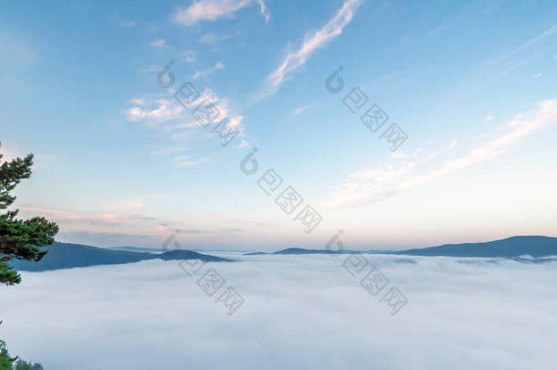 一幅幅令人惊叹的大自然全景,浓雾弥漫在群山之上.晨雾笼罩着群山。云雾笼罩着天空，群山，天空和广阔的天空，自由的空气。a