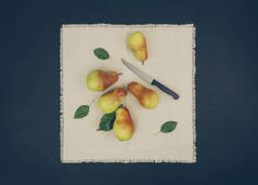 秋天的梨。健康的纯素食。健康的生活方式桌上放着成熟的多汁梨.掉下去顶部视图。平躺在床上复制空间