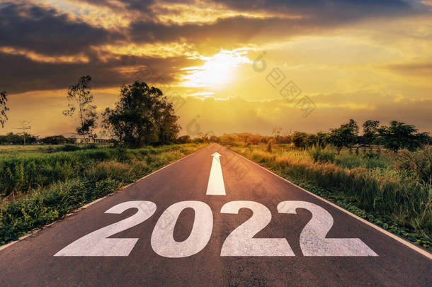 空旷的沥青路面和2022年新年的概念。在通往2022年目标的空旷道路上开车，夕阳西下.