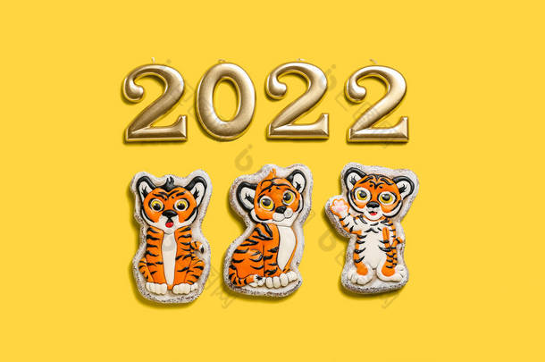 彩色背景下的<strong>2022</strong>年新年小老虎曲奇饼