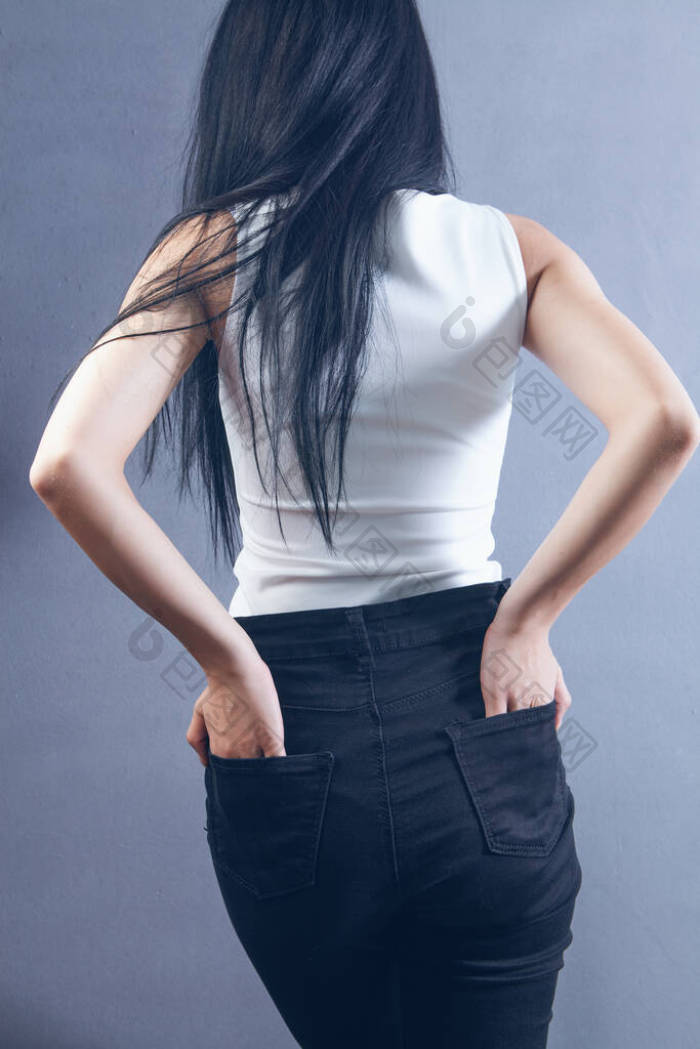 那女孩把手伸进了背后的口袋美女背影图片-包图网企业站