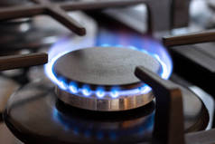 厨房炉灶上燃烧的煤气炉.使用天然气做饭.