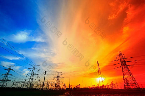 电气塔，日落时的轮廓
