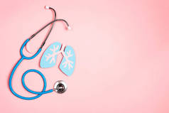 预防肺病。粉红背景上的龙符号和听诊器。保健和医药概念. 