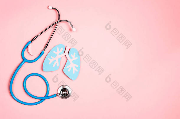 预防肺病。粉红背景上的龙符号和听诊器。保健和医药概念. 