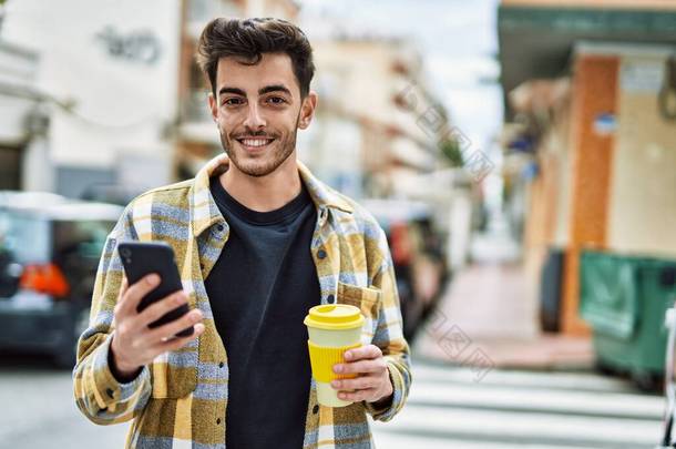 英俊的惊慌失措的男人在城市里用智能手机开心而自信地微笑