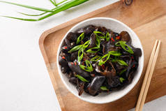 白底碗中的中国泡菜树黑蘑菇色拉.