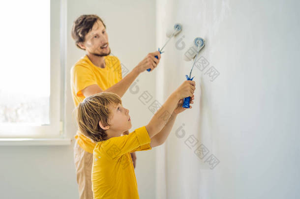 <strong>父亲和儿子在家里</strong>画一堵墙，是<strong>在</strong>搬进来的过程中做的
