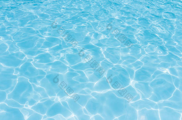 游泳池中的水脉动的水细节背景
