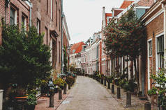 具有典型荷兰风格建筑的哈勒姆街道景观和通用建筑.