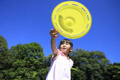 日本女学生玩飞碟（6岁）)