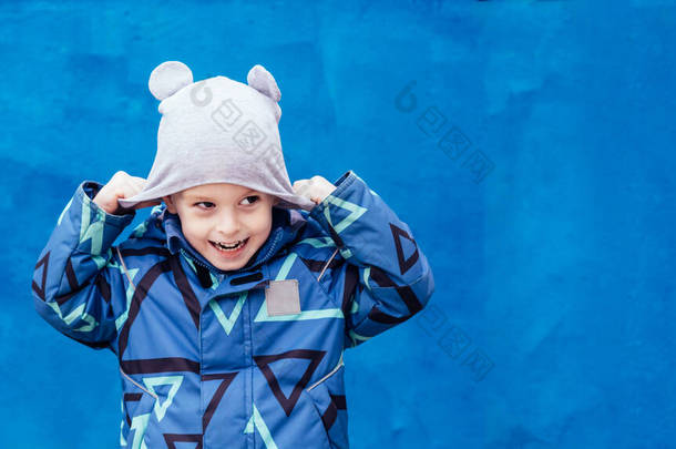活泼快乐的孩子玩帽子,快乐的童年.<strong>春秋</strong>两季假期和庆祝的概念。复制空间