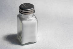 盐瓶中的盐，盐这个词，盐摄入量过高和白人死亡的概念 