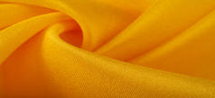 明亮的黄色丝质雪纺，在风中飘扬，像一朵雏菊，像一朵向日葵。这款缎面雪纺的手感光滑，与你的设计理念完美地融合在一起