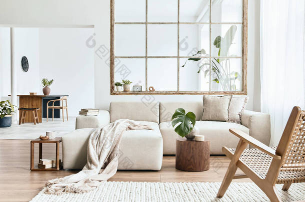 现代室内空间的开放设计模块化沙发，家具，木制咖啡桌，格子，枕头，热带植物和雅致的个人配饰在时尚的家居装饰。中空客厅.