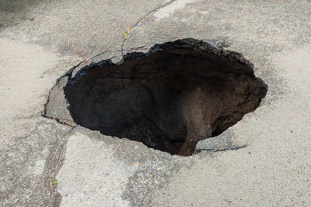 沥青路面上的一个大洞，一个沉孔