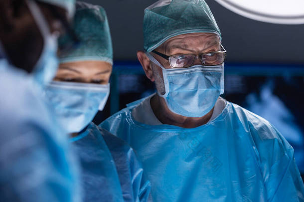 由专业医生组成的多种族小组在一家现代化医院进行<strong>外科手术</strong>。医生正在努力抢救病人.医药、保健、心脏科和移植.