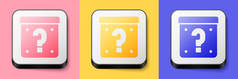 等距神秘盒或随机抢劫盒，用于在粉色、黄色和蓝色背景上隔离的游戏图标。问号未知的惊喜盒。正方形按钮。B.病媒