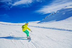 女孩滑雪者享受冬季滑雪场.