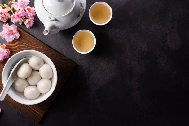 汤圆（甜饺子球），中秋佳肴，冬至，中国新年佳肴。文章中的汉字FU指的是财富、财富、资金流动.